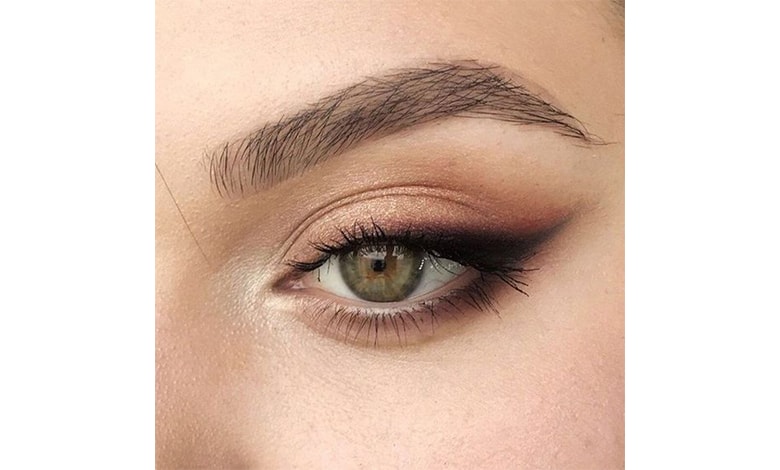 https://www.bano.makeup/uploads/media/mag/1403-3-6/2/womens-smokey-light-eyeshadow-model-10-1.jpg