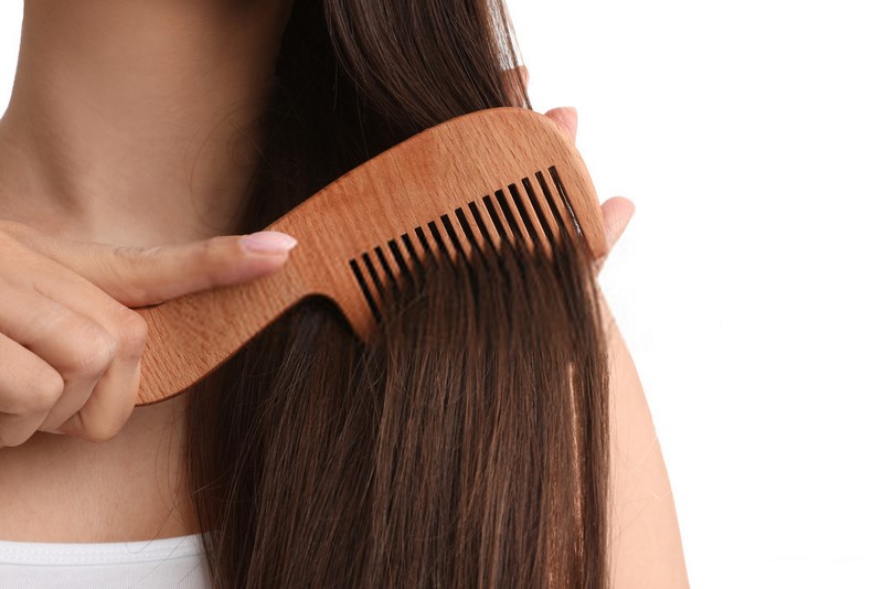 https://www.bano.makeup/uploads/media/mag/1403-4-1/Benefits-of-a-wooden-comb-1-800_600.jpg