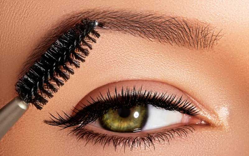 https://www.bano.makeup/uploads/media/mag/1403-4-1/نحوه-صحیح-استفاده-از-ریمل-ابرو.jpg