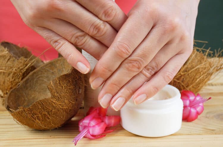 https://bano.makeup/uploads/media/mag/applying-coconut-oil-on-nails-e1670324353522.jpg