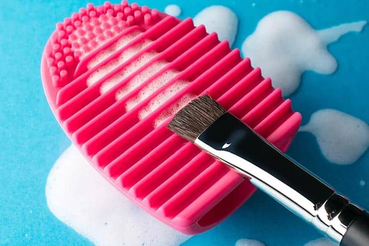 https://bano.makeup/uploads/media/mag/brush-wash.jpg