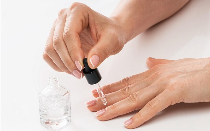 https://www.bano.makeup/uploads/media/mag/female-hands-bottle-nourishing-cuticle-oil-with-dropper_144962-20268-1.jpg