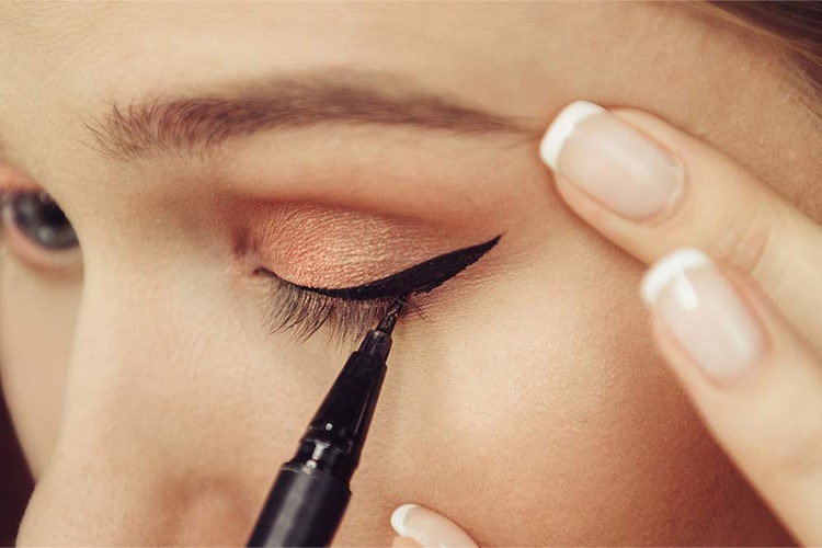 https://www.bano.makeup/uploads/media/mag/pencil-eyeliner-or-liquid-eyeliner.jpg