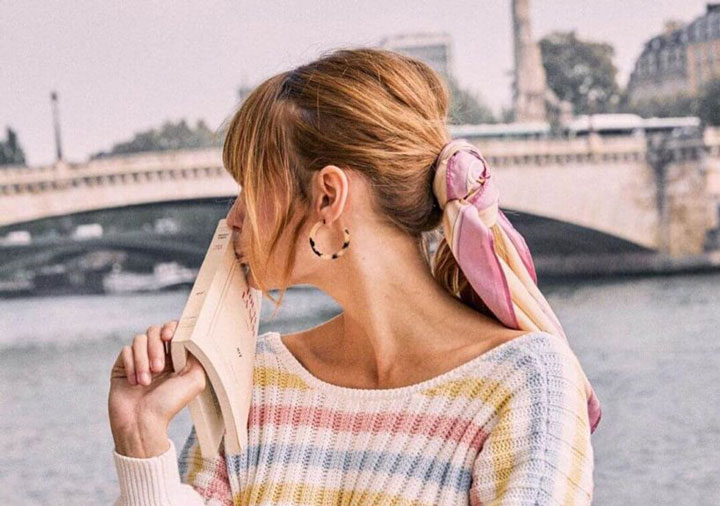 https://www.bano.makeup/uploads/media/mag/sezane-ig-colorful-sweater-and-pink-hair-scarf-819x1024-1.jpg