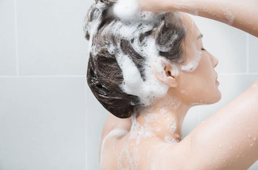 https://bano.makeup/uploads/media/mag/washing-hair-with-shampoo.jpg